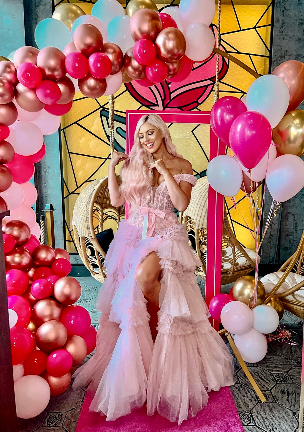 Vestido de fiesta largo rosa claro con hombros descubiertos y volantes