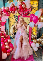 Vestido de fiesta largo rosa claro con hombros descubiertos y volantes