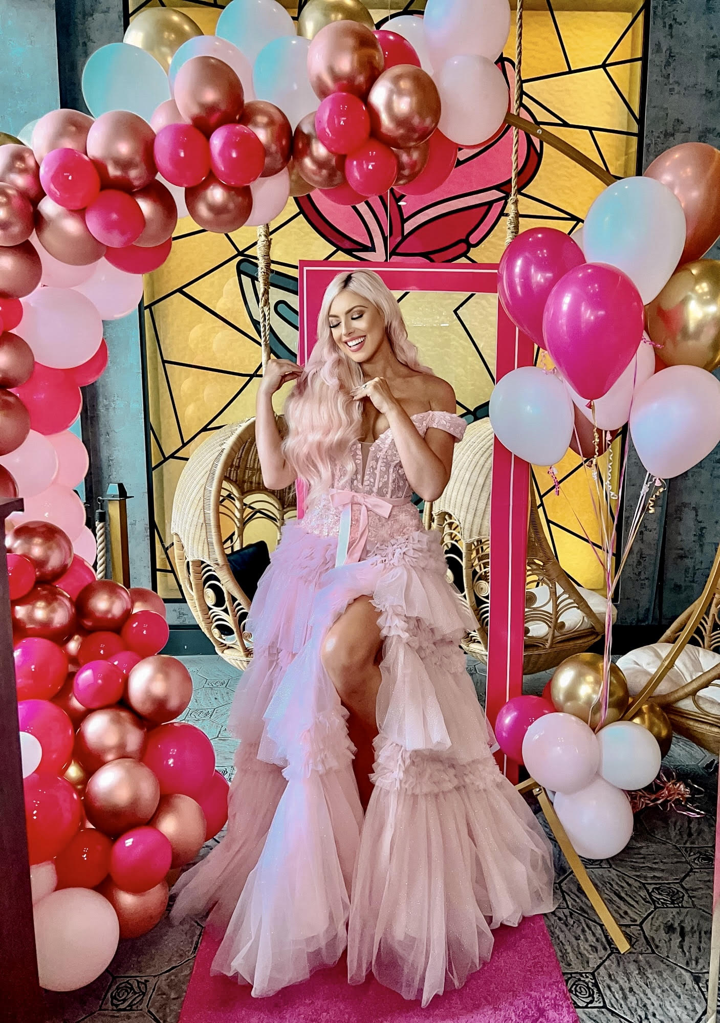 Vestido de fiesta largo rosa claro con hombros descubiertos y volantes