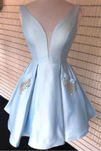 Vestido de graduación de satén con cuello de pico y bolsillos