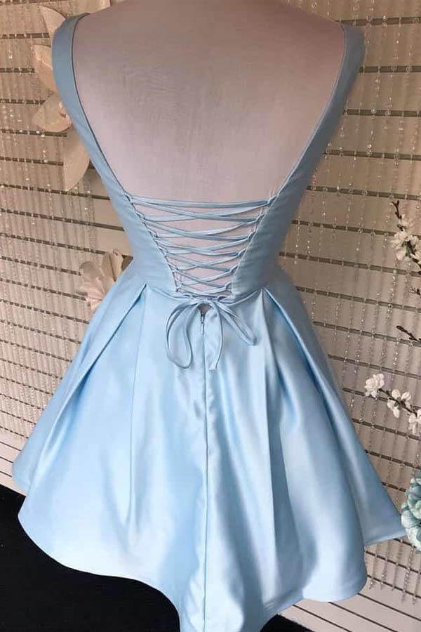 Vestido de graduación de satén con cuello de pico y bolsillos