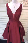 Vestido de graduación de satén con cuello de pico y bolsillos