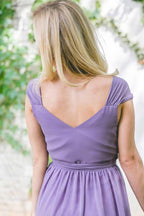 Langes, lila Chiffon-Brautjungfernkleid mit V-Ausschnitt, kurzen Ärmeln und Schnürung 