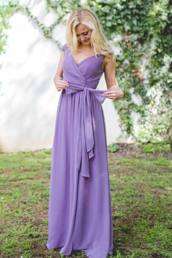 Langes, lila Chiffon-Brautjungfernkleid mit V-Ausschnitt, kurzen Ärmeln und Schnürung 