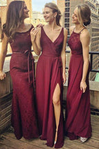 Vestido de dama de honor de gasa color uva con escote en V y abertura hasta el suelo