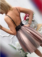 Kurze Homecoming-Kleider mit V-Ausschnitt, kurzes Abendkleid mit Perlen