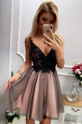 Kurze Homecoming-Kleider mit V-Ausschnitt, kurzes Abendkleid mit Perlen