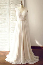 Vestido de novia sin mangas con escote en V, espalda abierta y fajín de encaje