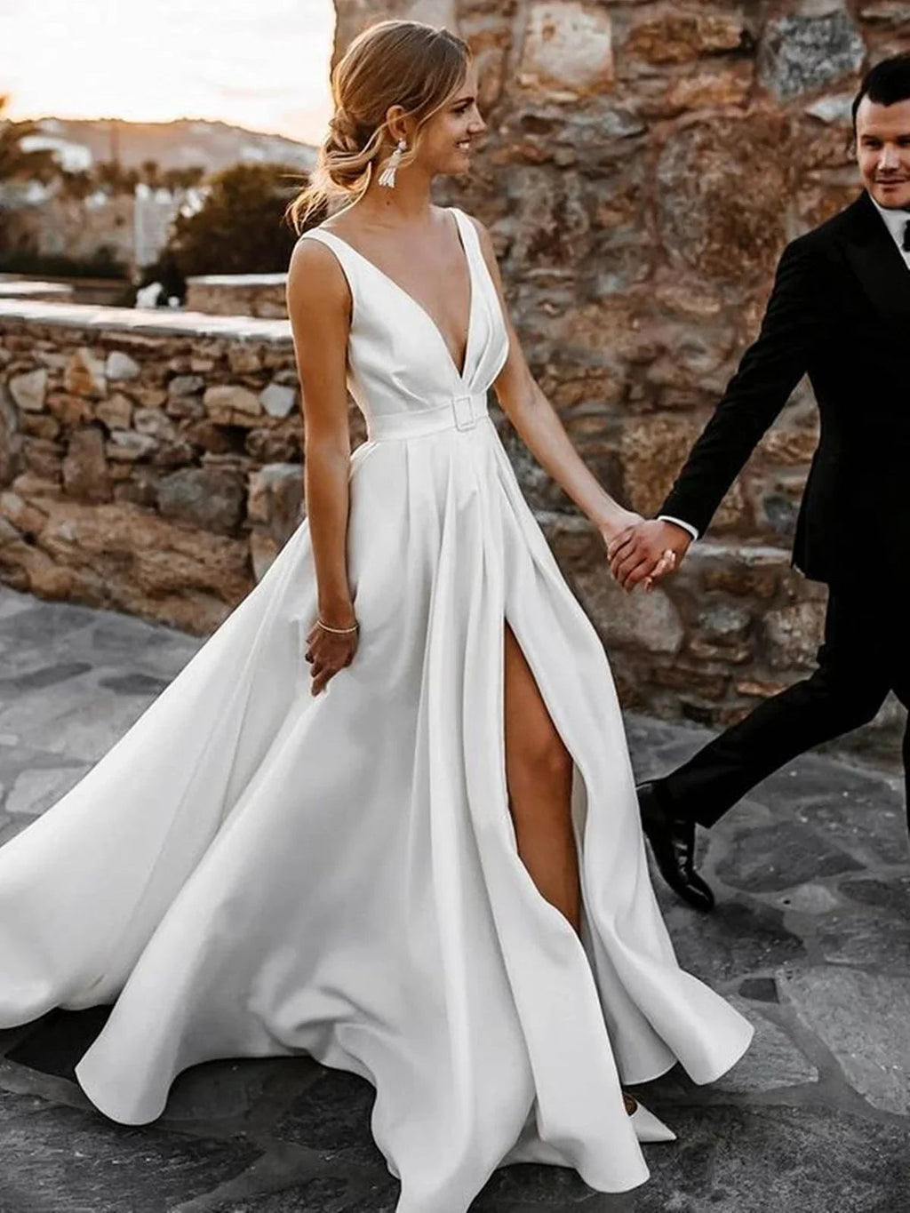 Vestido de novia blanco largo de satén con escote en V, espalda descubierta y abertura