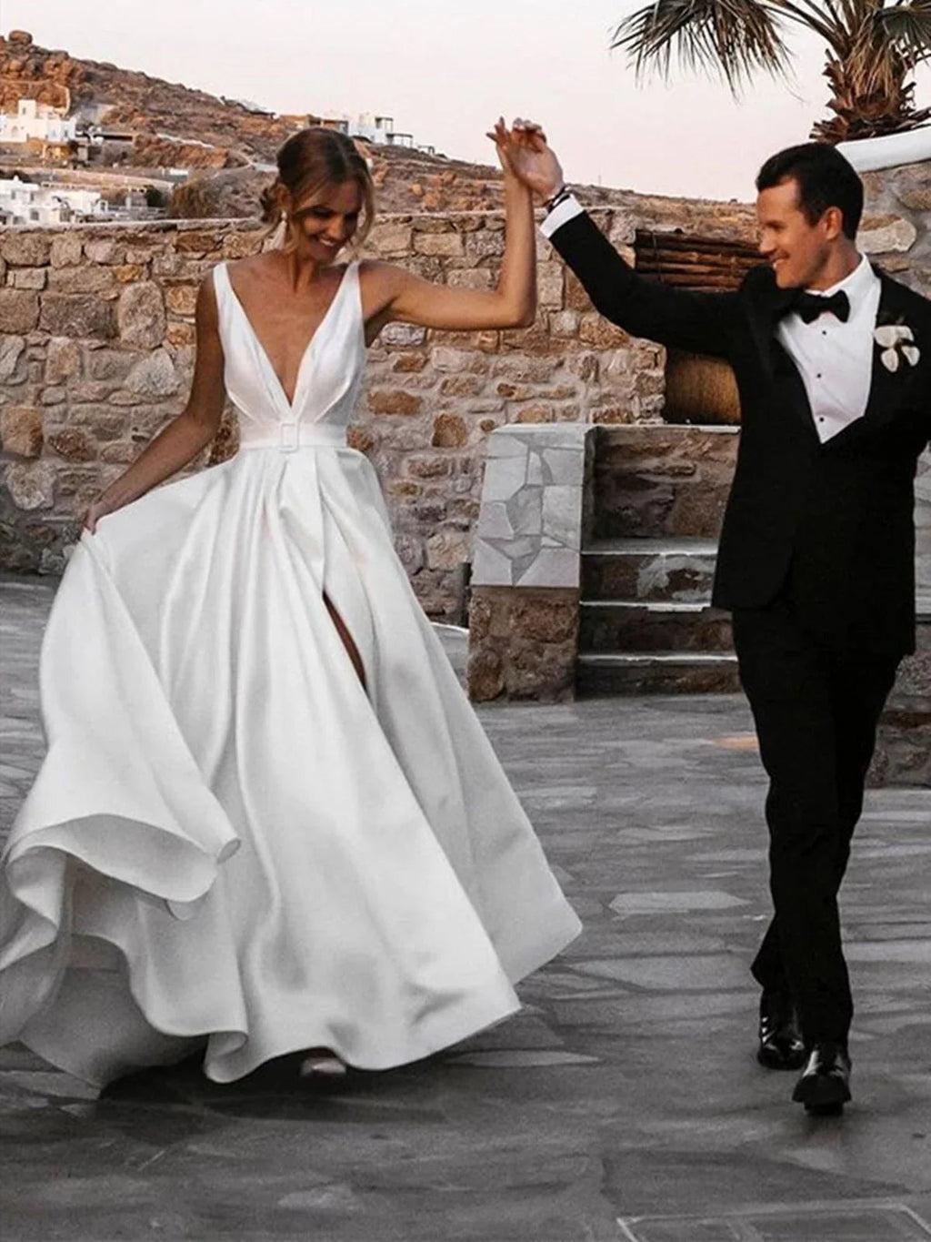 Vestido de novia blanco largo de satén con escote en V, espalda descubierta y abertura
