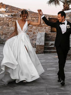 Vestido de novia blanco largo de satén con escote en V, espalda descubierta y abertura