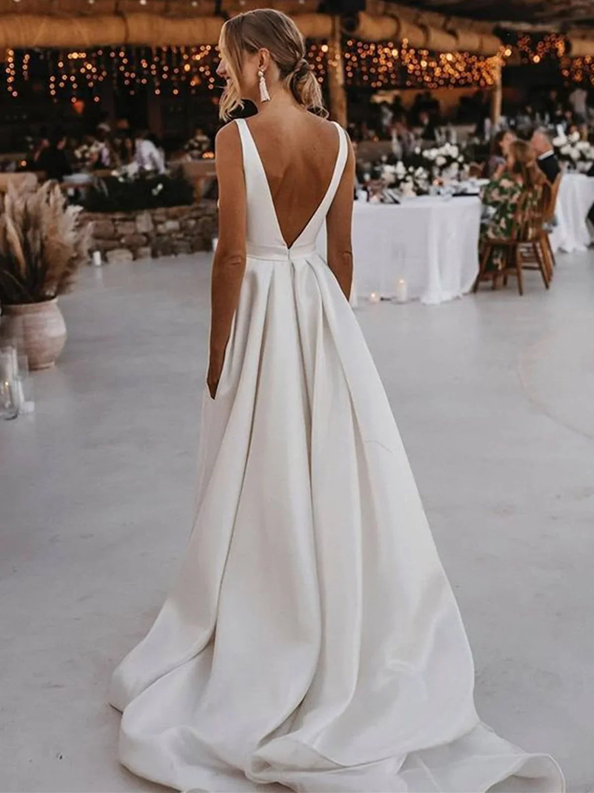 Vestido de novia blanco largo de satén con escote en V, espalda descubierta y abertura