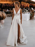 Vestido de novia blanco largo de satén con escote en V, espalda descubierta y abertura