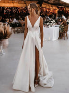 Vestido de novia blanco largo de satén con escote en V, espalda descubierta y abertura