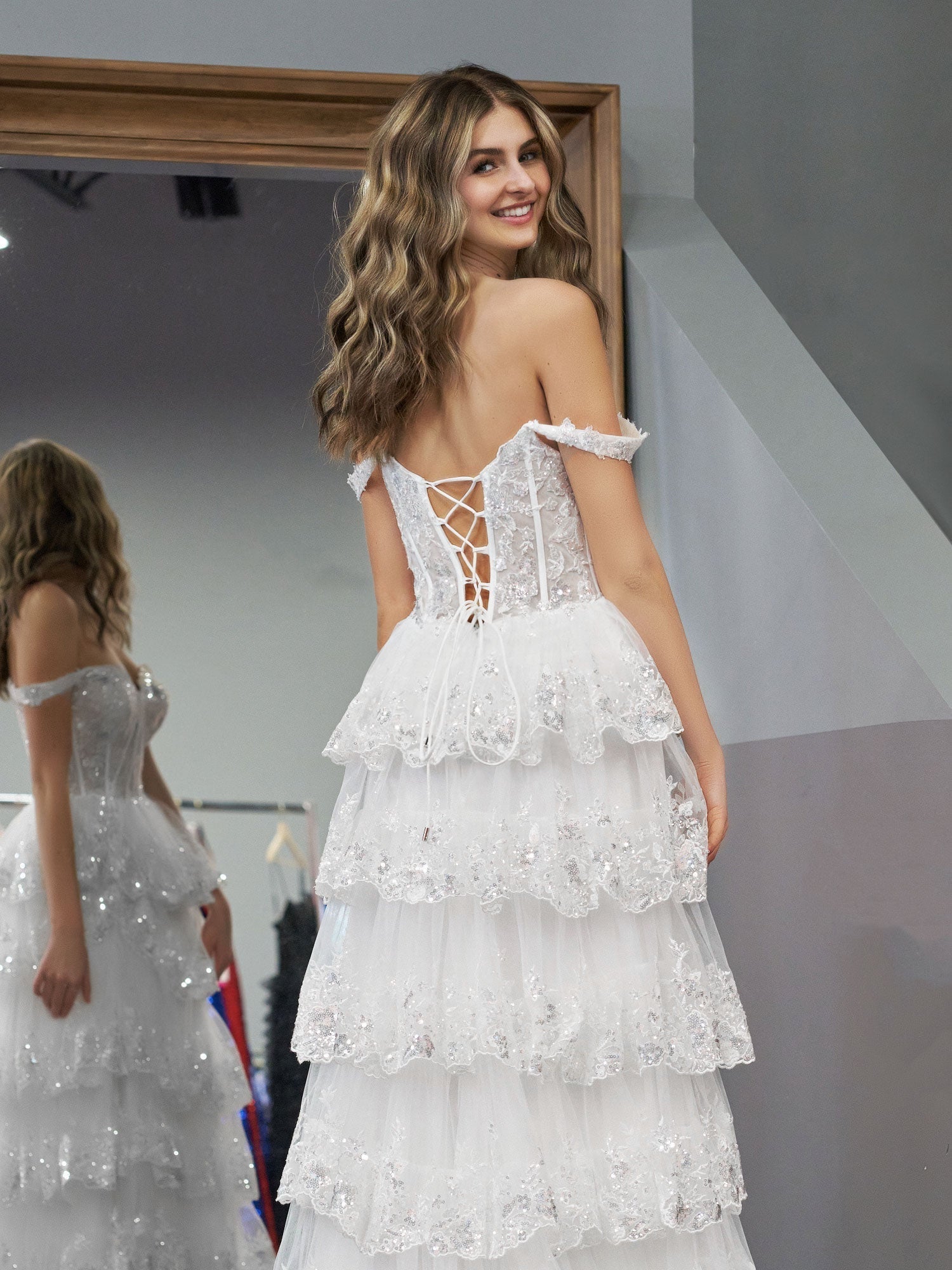 Prinzessinnen-Abendkleid in A-Linie, schulterfrei, weiß, mit Korsett und Spitzenrüschen