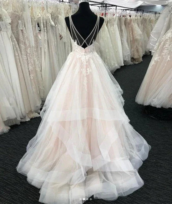 Vestido de novia largo en capas con escote en V y espalda abierta de tul blanco 