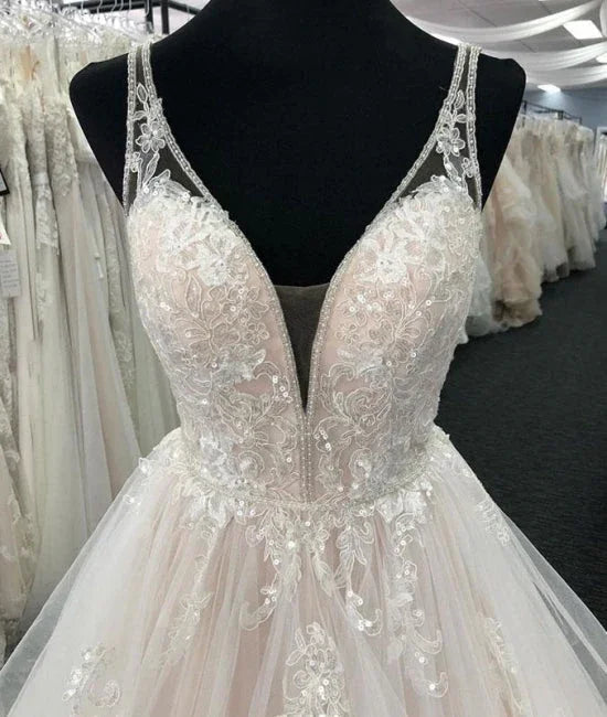 Vestido de novia largo en capas con escote en V y espalda abierta de tul blanco 