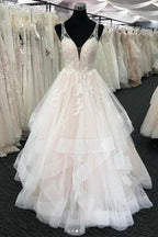Vestido de novia largo en capas con escote en V y espalda abierta de tul blanco 