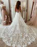 Hermosos vestidos de novia de corte A con tirantes finos y apliques de tul 