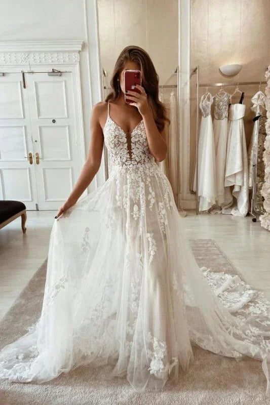 Hermosos vestidos de novia de corte A con tirantes finos y apliques de tul 
