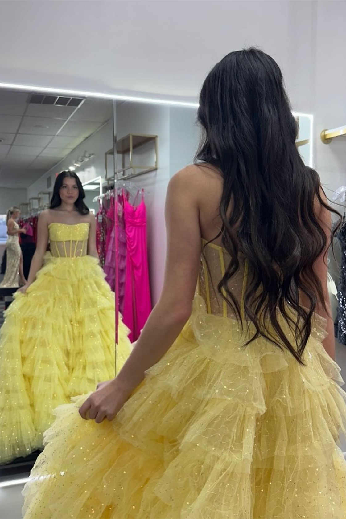 A-Linien-Abendkleid aus glitzerndem Tüll, trägerlos und mit Rüschen