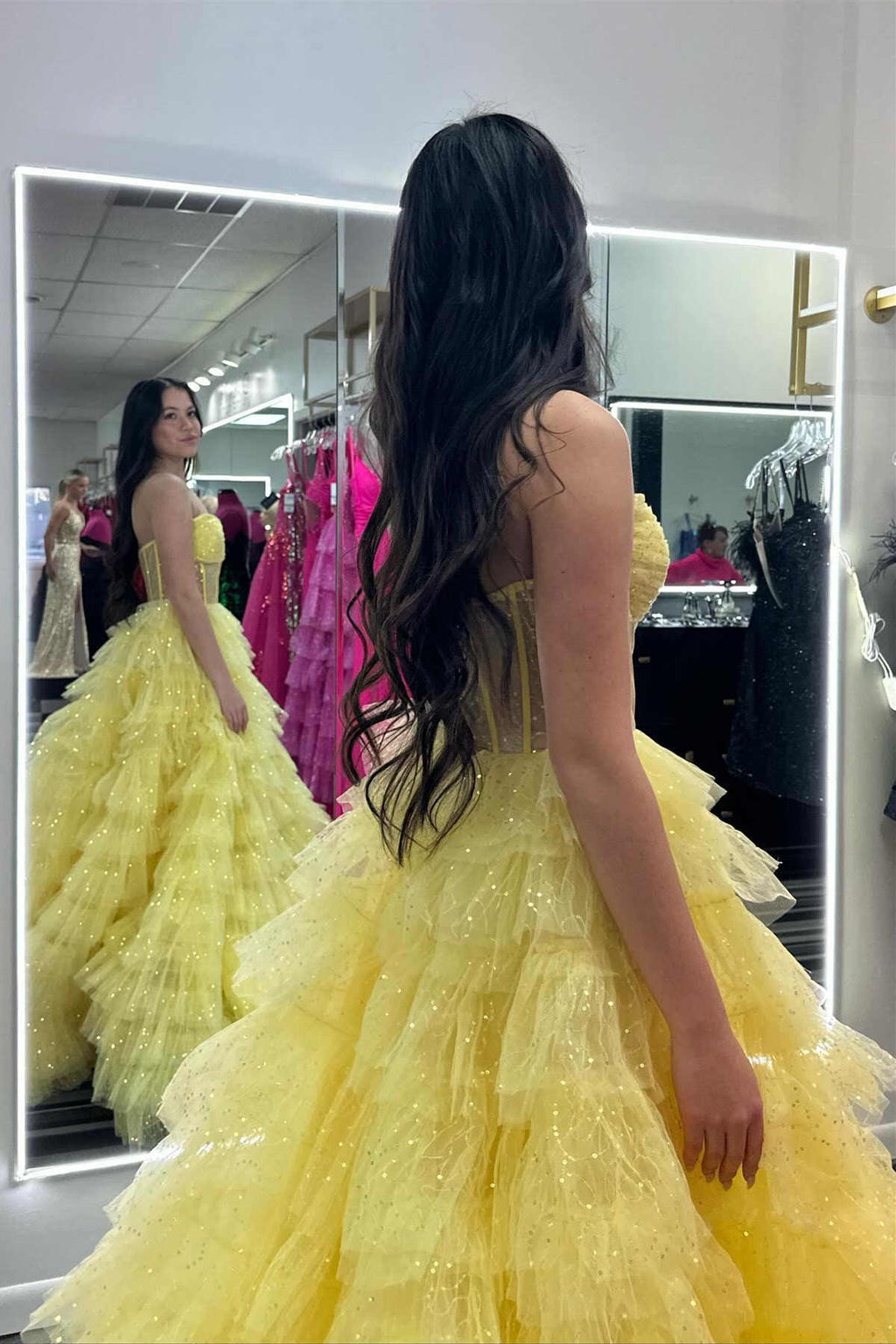 A-Linien-Abendkleid aus glitzerndem Tüll, trägerlos und mit Rüschen